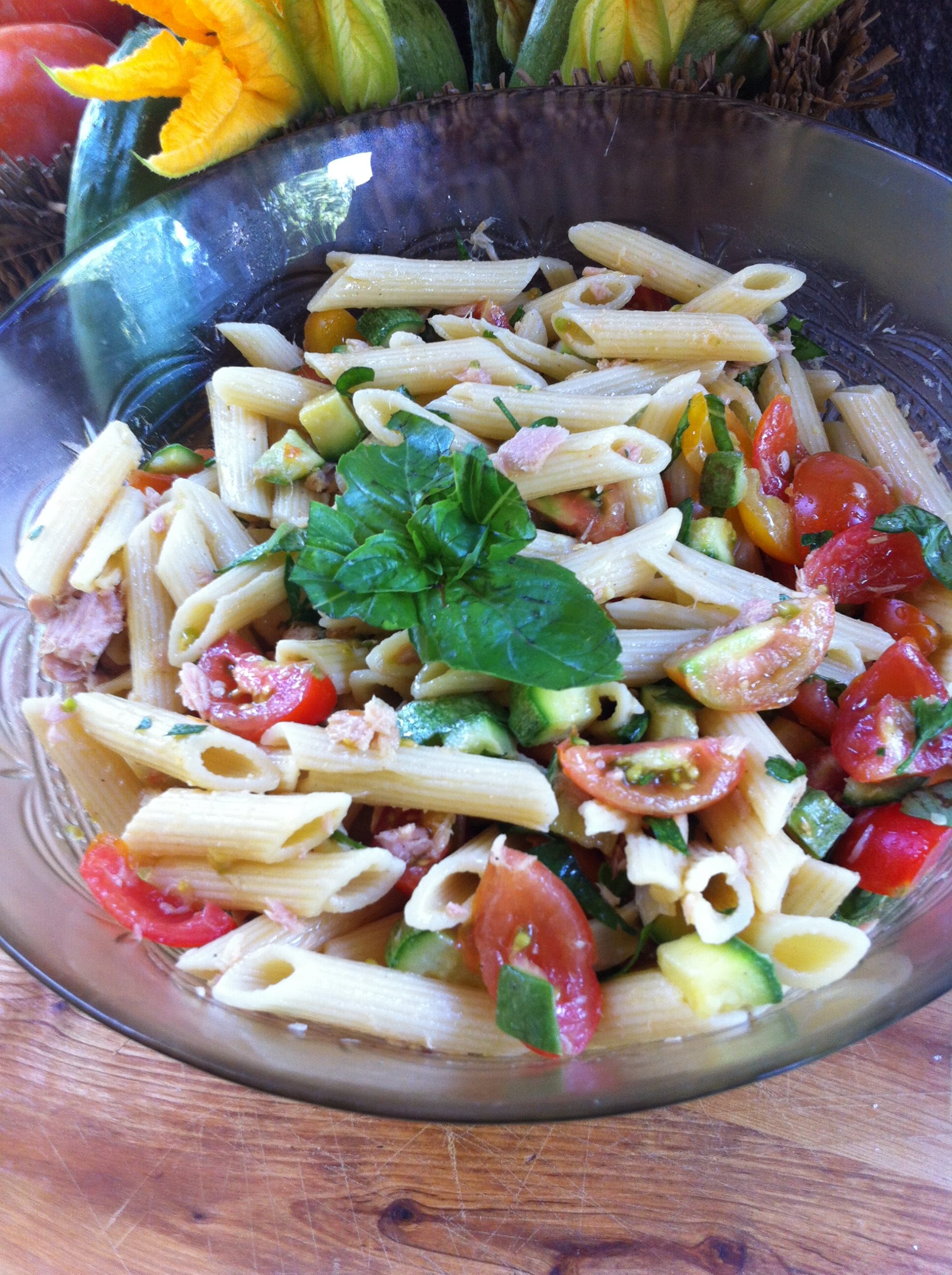 Pasta fredda con tonno, pomodorini e zucchine | I sapori ...